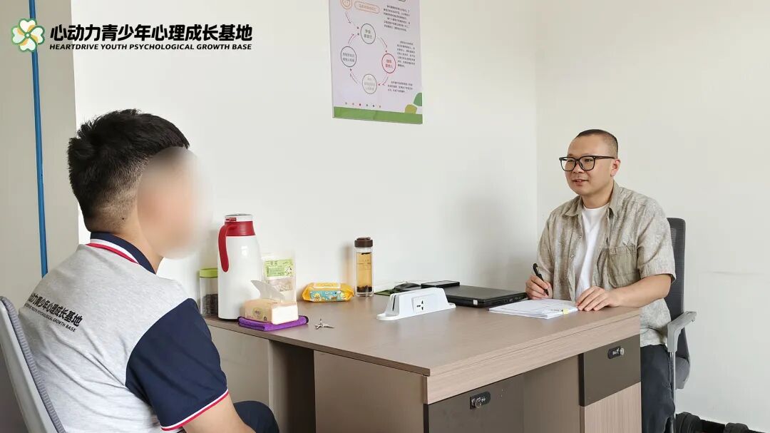 给所有休学家庭提个醒：毁掉孩子的不是手机，而是“温柔失控”与“严厉失度”！最好的教育，是外有尺度，内有温度