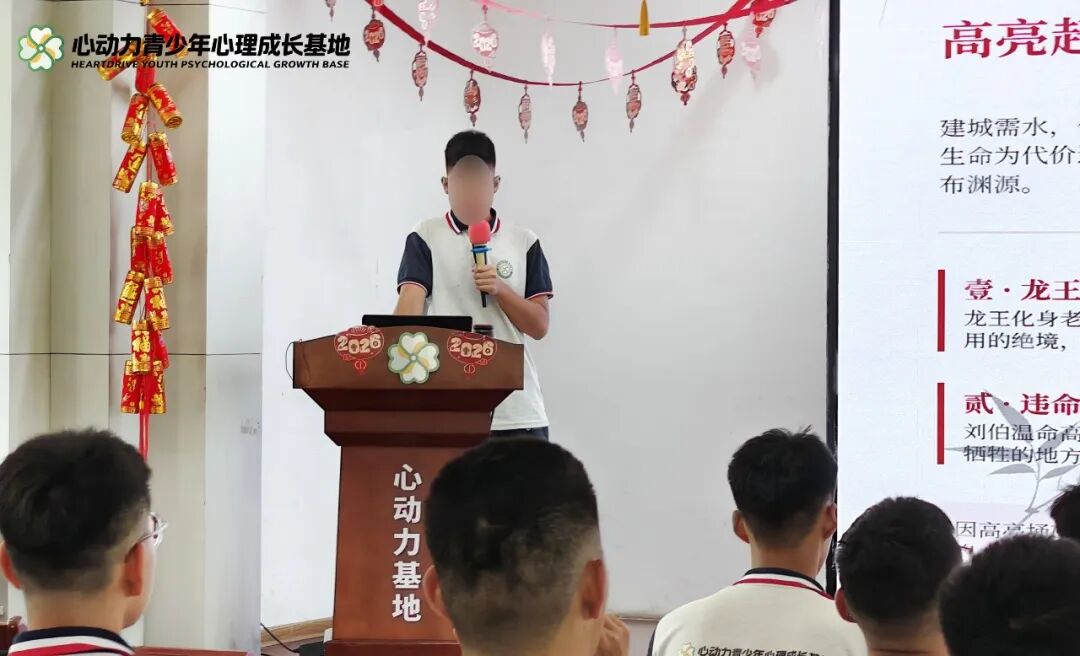 从昼夜颠倒到主动复学，15岁休学孩子自述：一个家庭最伤孩子的，不是父母离婚，不是贫穷，而是充满了“严重内耗”